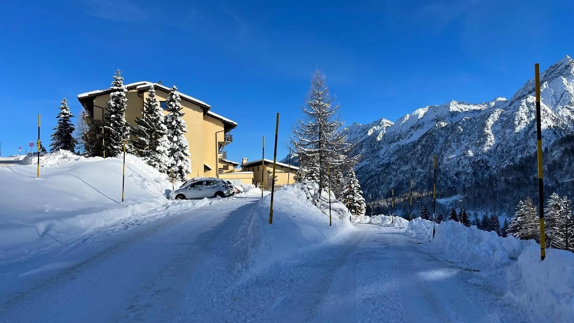 Apartment La Casa Bianca - Ski, Hike & Bike Passo del Tonale