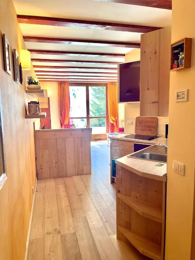 La Casa Bianca - Ski, Hike & Bike Passo del Tonale 0*,  Italy