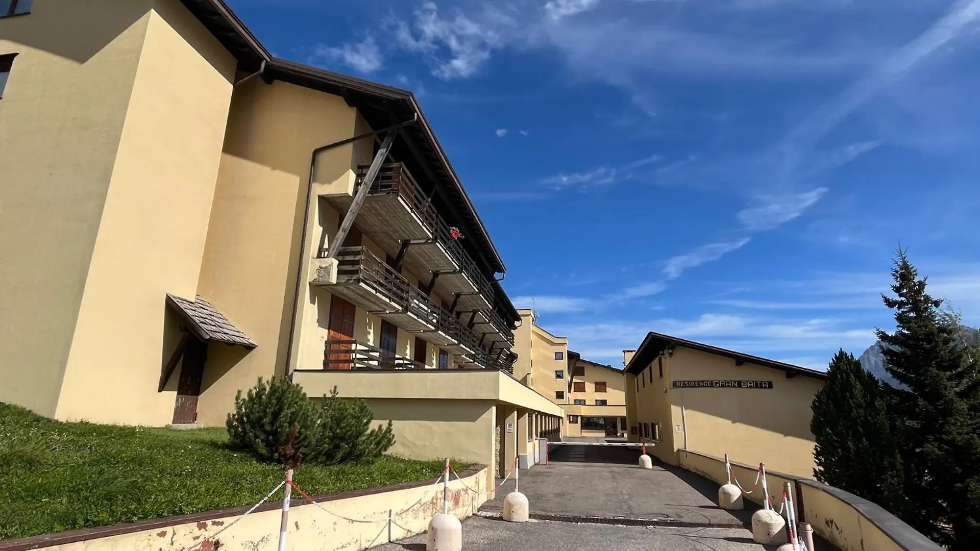 La Casa Bianca - Ski, Hike & Bike Passo del Tonale Apartment